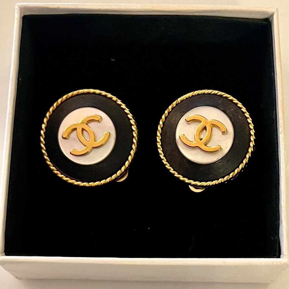 CHANEL Vintage 97A Clip-On Earrings • Black Enamel • Mother of Pearl • CC Logo - Picture 2 of 8